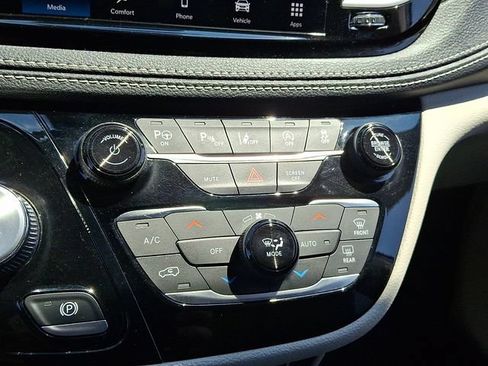 Certified 2023 Chrysler Pacifica Touring-L FWD image 16