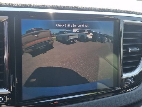 Used 2023 Chrysler Pacifica Touring-L FWD image 18