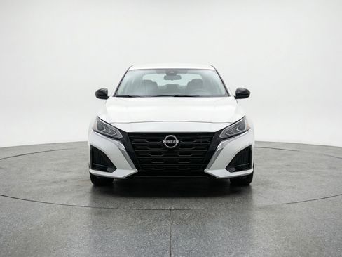 Used 2025 Nissan Altima 2.5 SV image 2