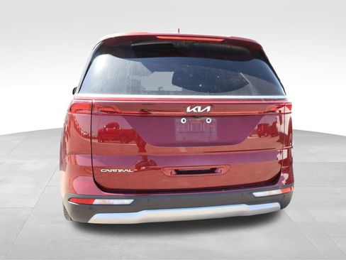 Used 2024 Kia Carnival LX image 8