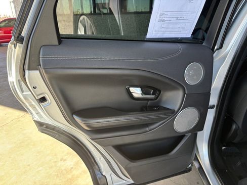 Used 2016 Land Rover Range Rover Evoque SE Premium image 20