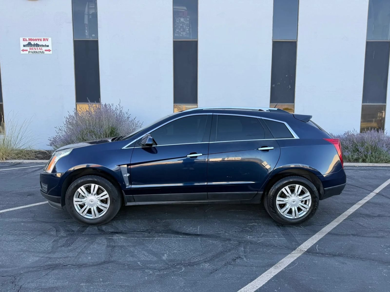 Used 2010 Cadillac SRX Luxury FWD image 2