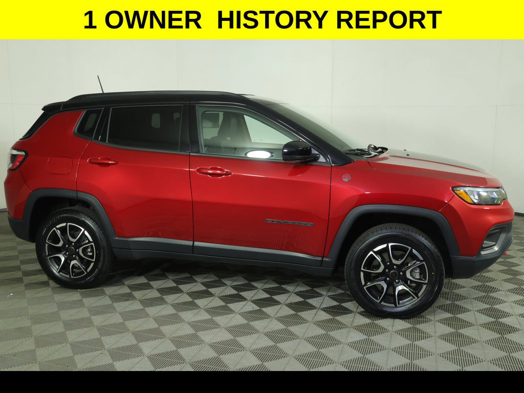 Used 2025 Jeep Compass Trailhawk AWD/4WD image 2