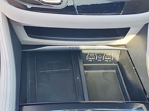 Used 2023 Chrysler Pacifica Limited image 8