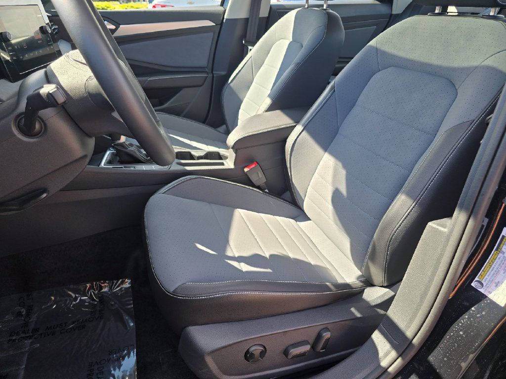 Used 2026 Volkswagen Jetta SE FWD image 30