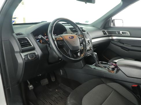 Used 2017 Ford Explorer XLT image 10