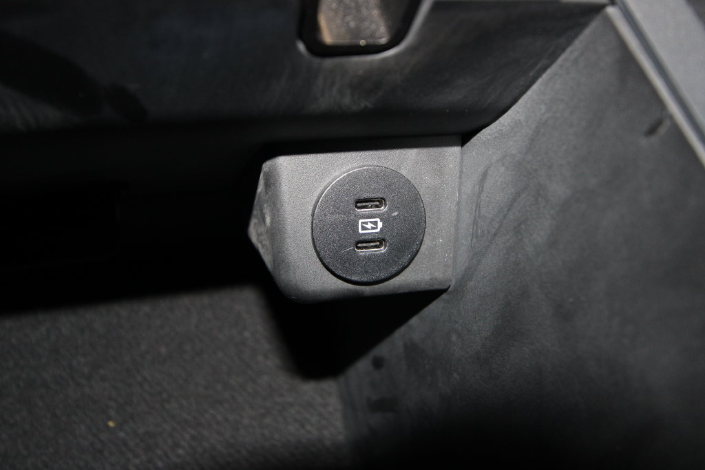 Used 2025 Ford Explorer Active AWD/4WD image 21