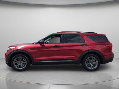 Used 2024 Ford Explorer XLT w/ Equipment Group 202A RWD image 3