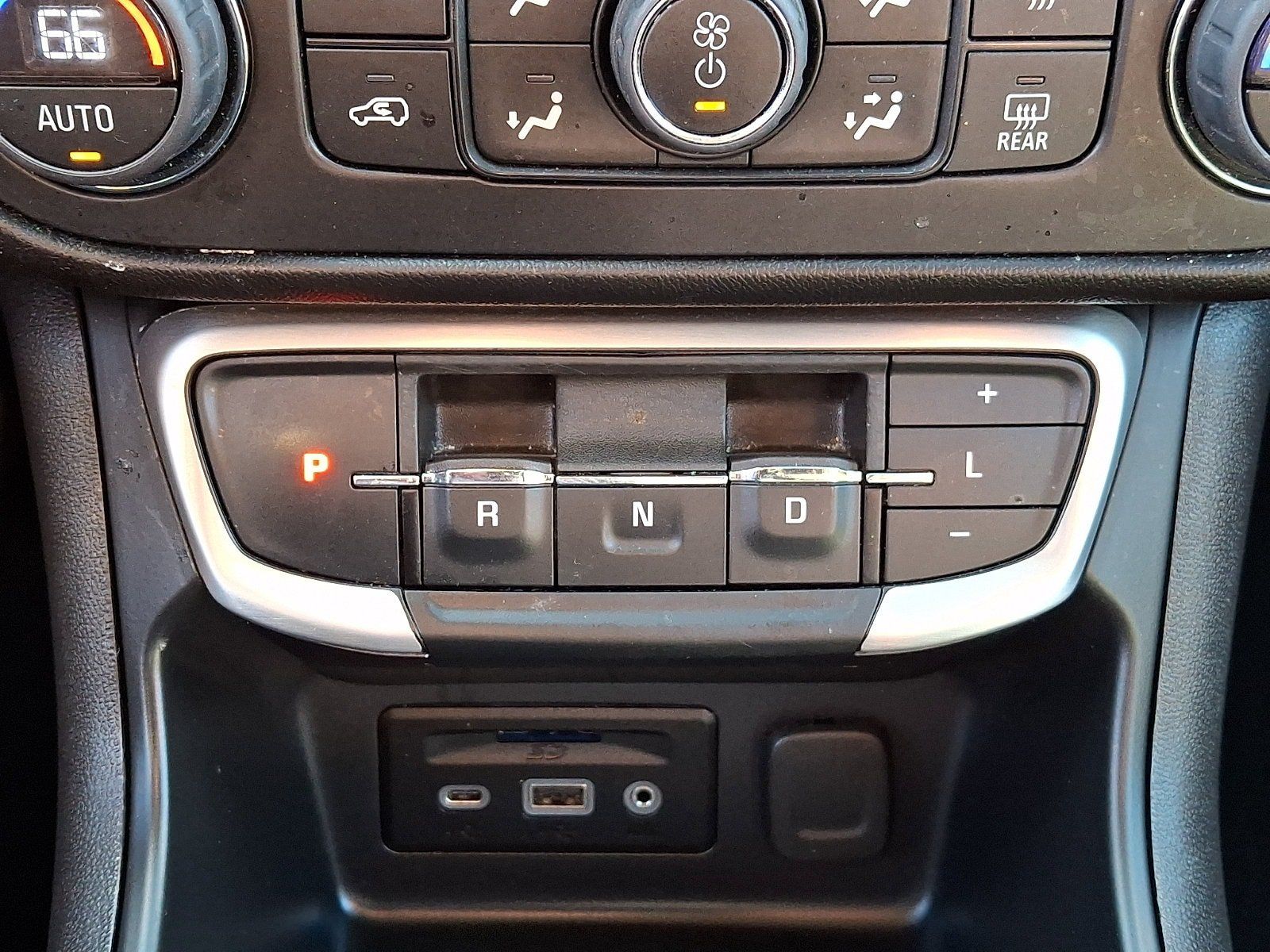 Used 2024 GMC Terrain SLT AWD/4WD image 14