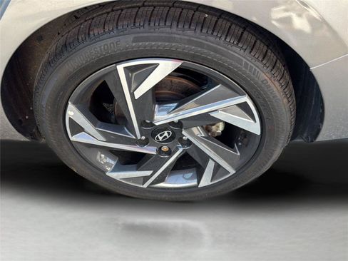 Used 2024 Hyundai Elantra Limited FWD image 31