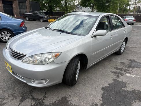 Used 2005 Toyota Camry FWD image 19