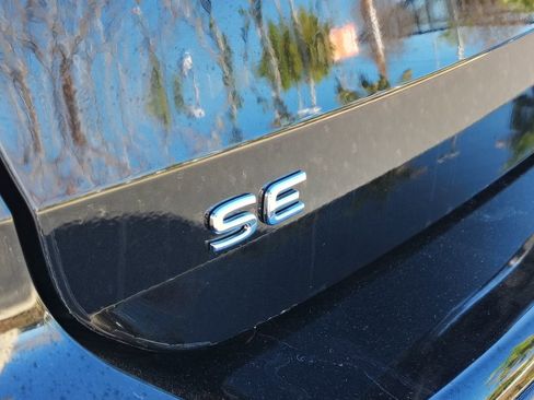 Certified 2025 Volkswagen Taos SE image 5