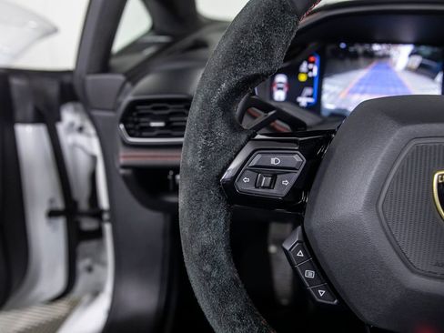 Used 2020 Lamborghini Huracan EVO image 40