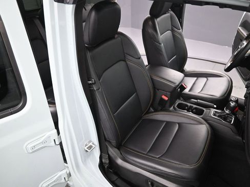 Used 2024 Jeep Wrangler Sahara image 19