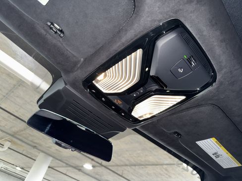 Certified 2025 BMW X7 xDrive40i w/ M Sport Package image 31