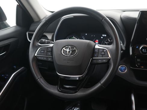 Used 2021 Toyota Highlander XLE image 18