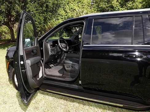 Used 2025 Chevrolet Suburban LS RWD image 11