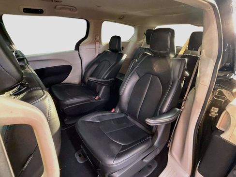 Used 2024 Chrysler Pacifica Limited FWD image 5