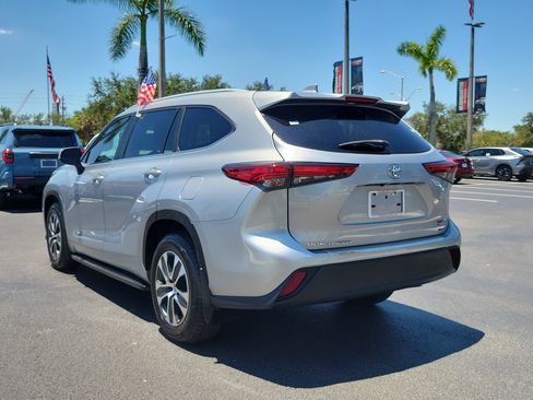 Used 2023 Toyota Highlander XLE FWD image 9