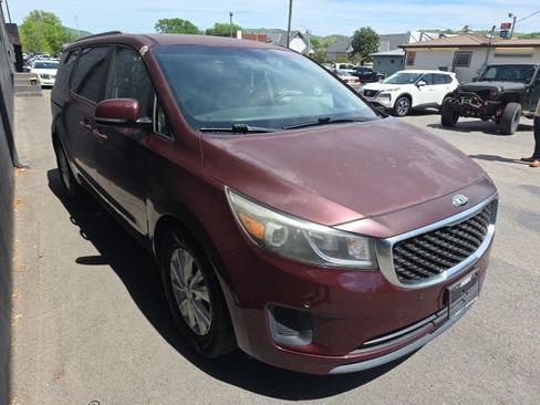 Used 2017 Kia Sedona LX w/ LX Essentials Premium Package image 3