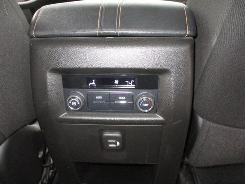 Used 2020 Chevrolet Traverse LT image 22