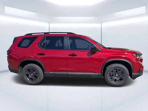 Used 2025 Honda Pilot TrailSport image 2