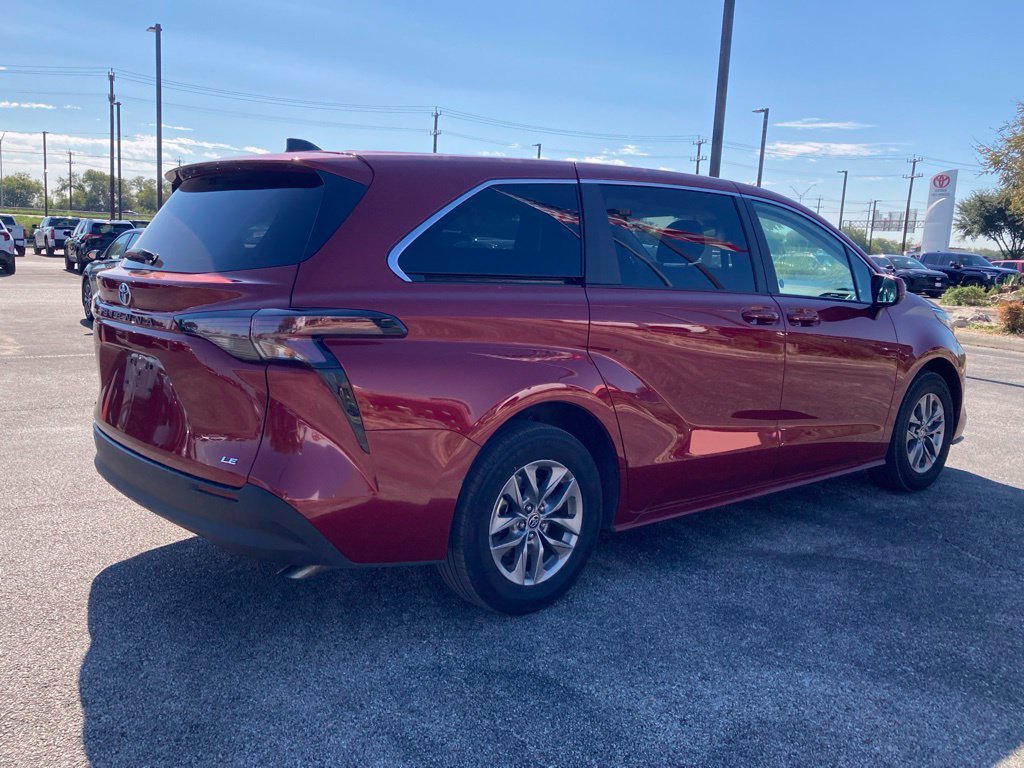 Used 2025 Toyota Sienna LE FWD image 5