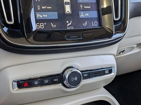 Used 2019 Volvo XC40 T5 Momentum image 15