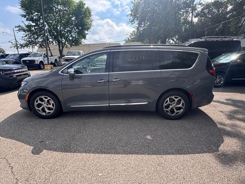Used 2022 Chrysler Pacifica Limited FWD image 2