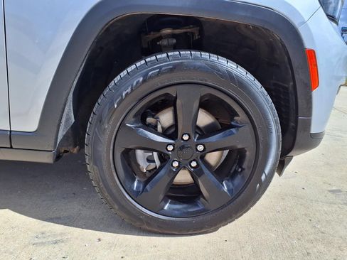 Used 2023 Jeep Grand Cherokee L Laredo RWD image 9