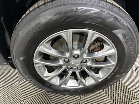 Certified 2019 Jeep Cherokee Latitude Plus w/ Cold Weather Group image 5