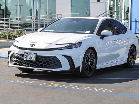 Used 2025 Toyota Camry SE w/ Convenience Package FWD image 3