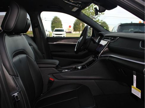 New 2025 Jeep Grand Cherokee Limited w/ Black Appearance Package image 30