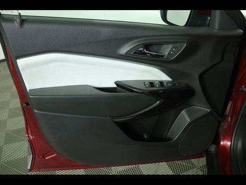 Used 2025 Chevrolet Trax LT FWD image 20