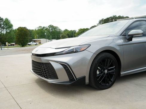 Used 2025 Toyota Camry SE w/ Convenience Package image 11