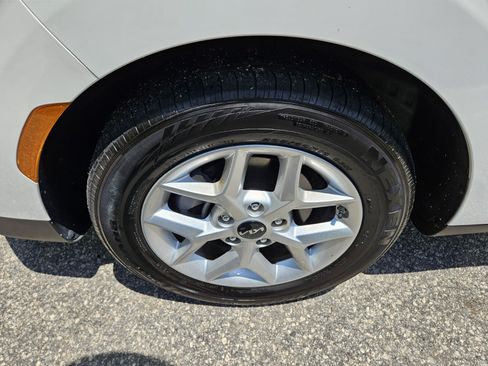 Used 2025 Kia Soul LX w/ LX Technology Package FWD image 7
