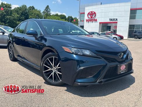 Used 2021 Toyota Camry SE w/ Cold Weather Package FWD image 1