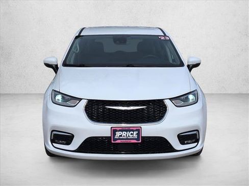 Used 2023 Chrysler Pacifica Touring-L FWD image 2