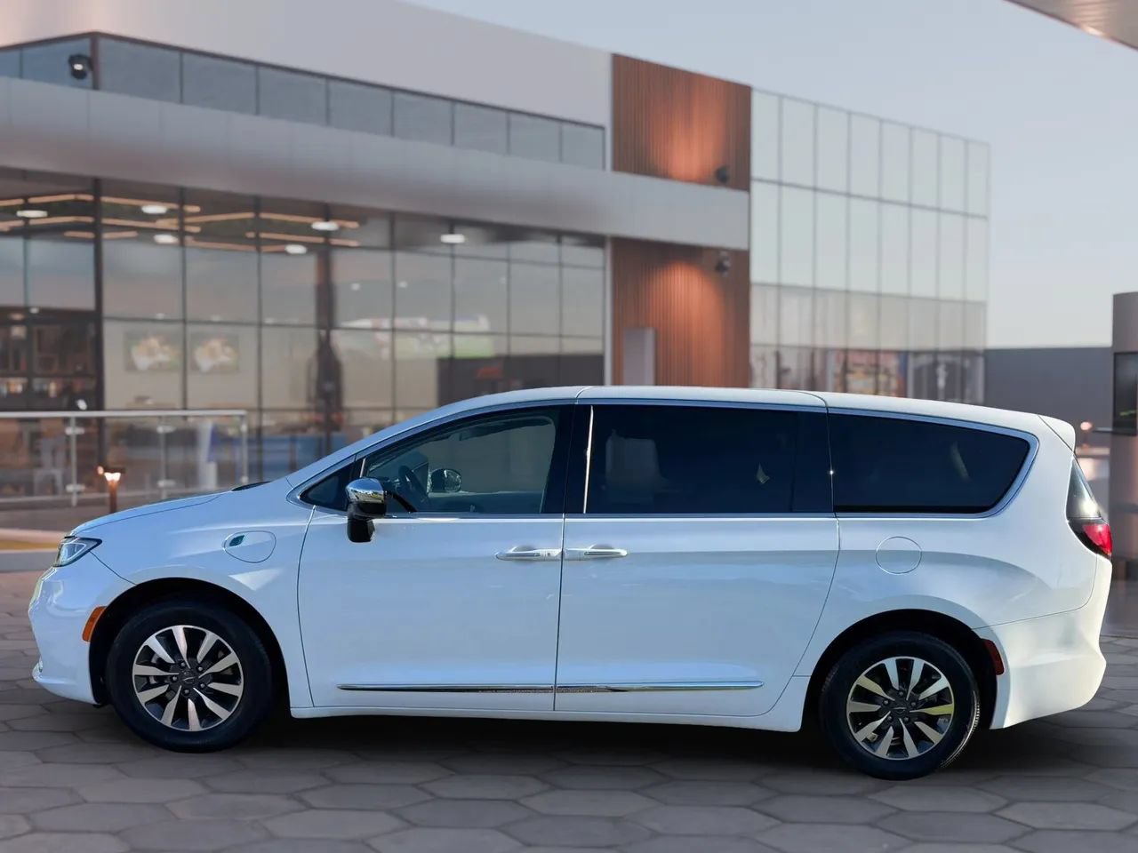 Used 2023 Chrysler Pacifica Limited w/ Uconnect Theater Family Group FWD image 8