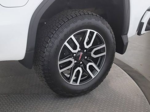 Used 2025 GMC Sierra 1500 AT4 w/ Technology Package AWD/4WD image 14