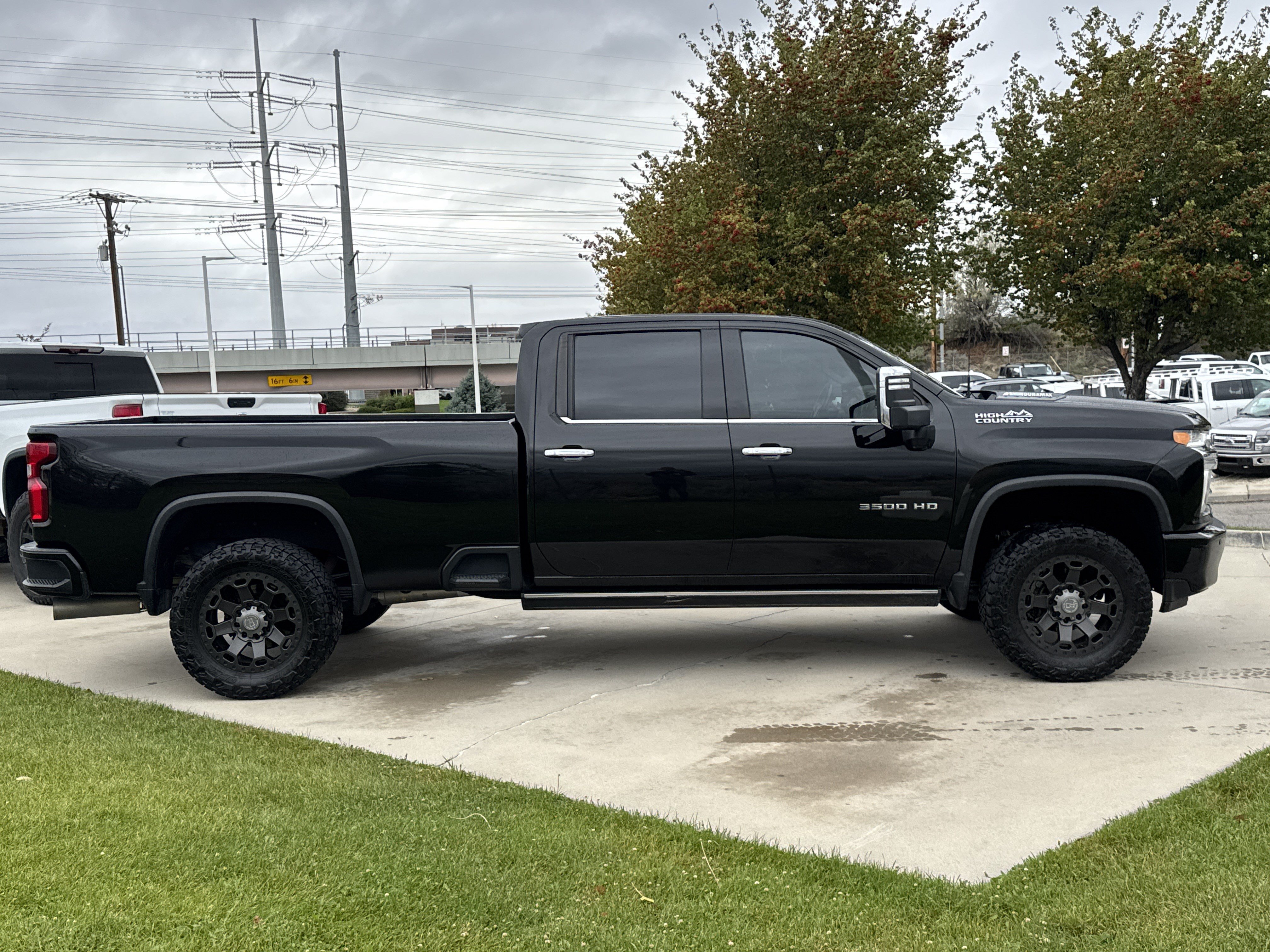 Used 2022 Chevrolet Silverado 3500 High Country w/ Technology Package AWD/4WD image 6