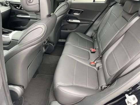 Used 2025 Mercedes-Benz GLC 300 4MATIC image 10