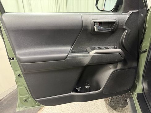 Used 2022 Toyota Tacoma TRD Off-Road image 18