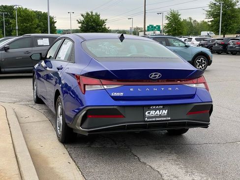 Used 2024 Hyundai Elantra SE FWD image 5