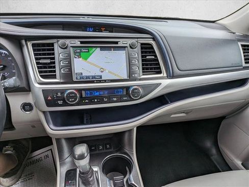 Used 2018 Toyota Highlander XLE AWD/4WD image 12