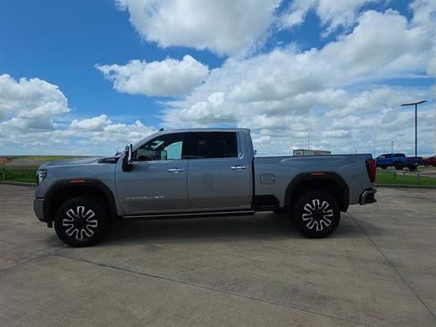 Used 2024 GMC Sierra 2500 Denali Ultimate AWD/4WD image 9