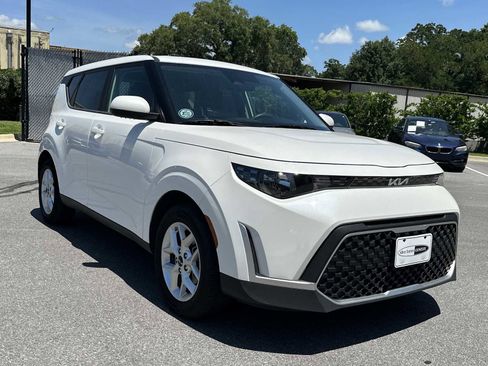 Used 2023 Kia Soul LX w/ LX Technology Package FWD image 1