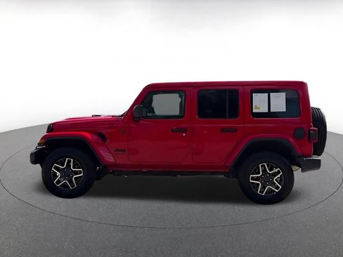 Used 2025 Jeep Wrangler Unlimited Sahara AWD/4WD image 4
