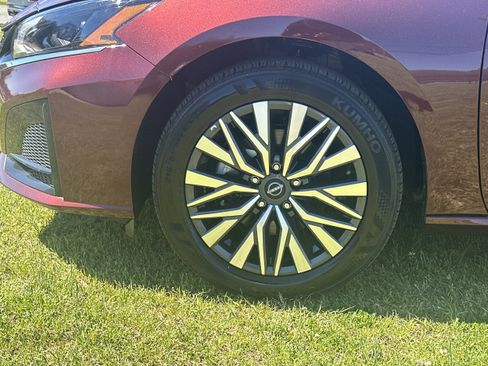 Used 2025 Nissan Altima 2.5 SV image 11