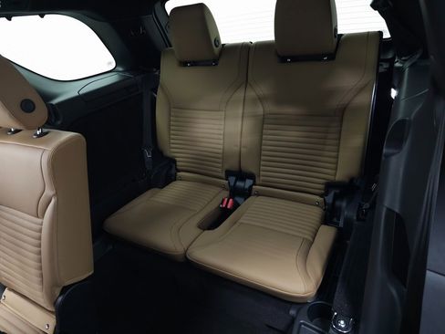 Used 2025 Land Rover Discovery Dynamic SE image 40